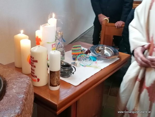 Sängerin mit Gitarre Taufe Musik Taufmusik Bodensee Musikerin Gitarre Gesang Kirche Taufsängerin Klösterle Klostertal Vorarlberg