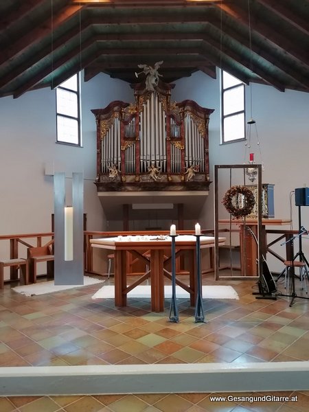 Sängerin mit Gitarre Taufe Musik Taufmusik Bodensee Musikerin Gitarre Gesang Kirche Taufsängerin Klösterle Klostertal Vorarlberg
