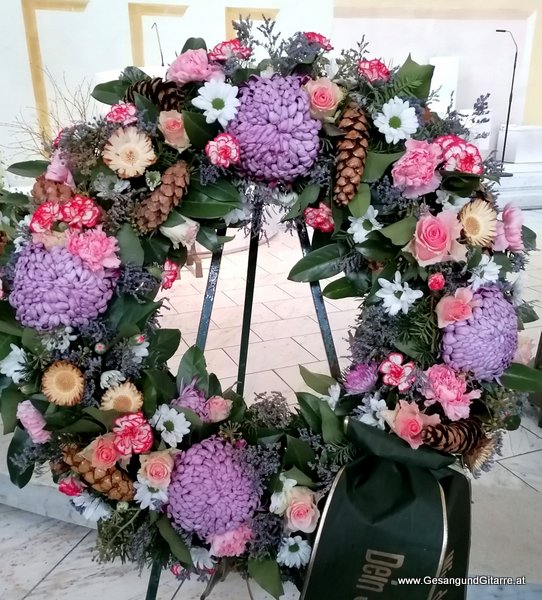 Trauersängerin Sängerin Gitarre Musikerin Trauerfeier Verabschiedung Beerdigung Begräbnis Kirche Dornbirn Schoren