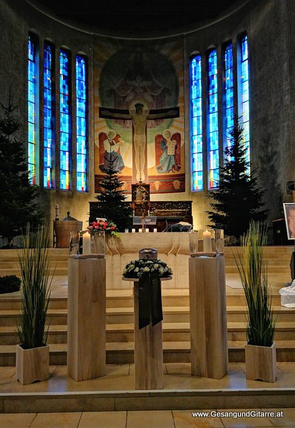 Trauersängerin Sängerin Gitarre Musikerin Trauerfeier Verabschiedung Beerdigung Begräbnis Erlöserkirche Kirche Lustenau