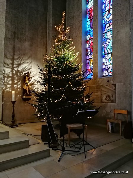 Trauersängerin Sängerin Gitarre Musikerin Trauerfeier Verabschiedung Beerdigung Begräbnis Erlöserkirche Kirche Lustenau