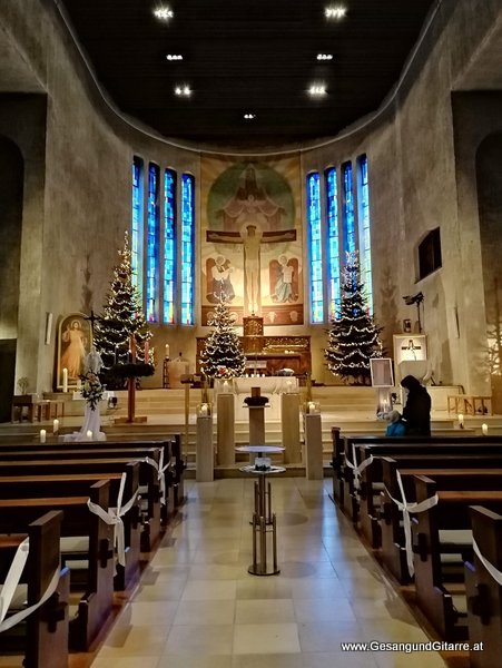 Trauersängerin Sängerin Gitarre Musikerin Trauerfeier Verabschiedung Beerdigung Begräbnis Erlöserkirche Kirche Lustenau
