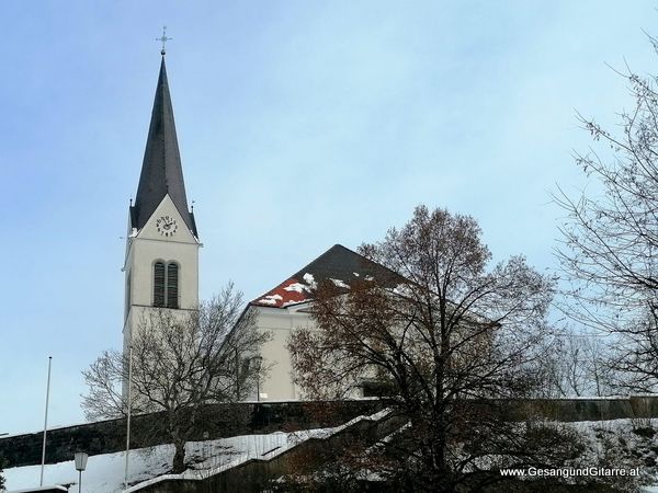 Sängerin mit Gitarre Taufe Musik Taufmusik Bodensee Musikerin Gitarre Gesang Kirche Taufsängerin Wolfurt Vorarlberg