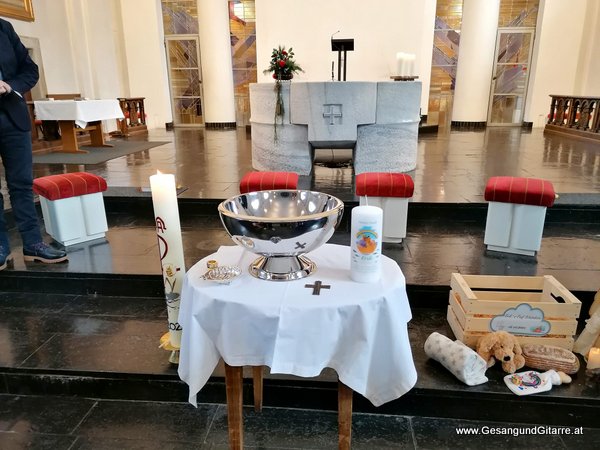 Sängerin mit Gitarre Taufe Musik Taufmusik Bodensee Musikerin Gitarre Gesang Kirche Taufsängerin Wolfurt Vorarlberg