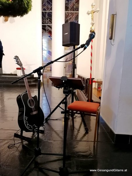 Sängerin mit Gitarre Taufe Musik Taufmusik Bodensee Musikerin Gitarre Gesang Kirche Taufsängerin Wolfurt Vorarlberg