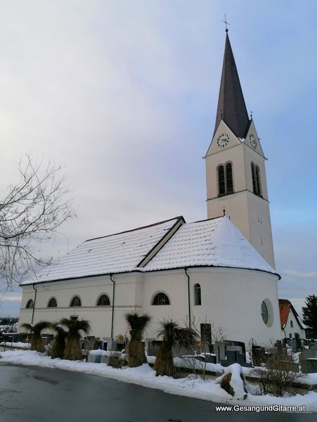 Sängerin mit Gitarre Taufe Musik Taufmusik Bodensee Musikerin Gitarre Gesang Kirche Taufsängerin Wolfurt Vorarlberg