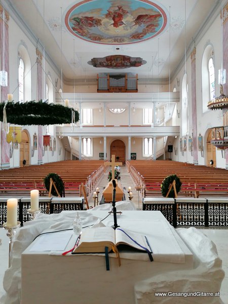 Trauersängerin Sängerin Gitarre Musikerin Trauerfeier Verabschiedung Beerdigung Begräbnis Kirche Alberschwende Bregenzerwald