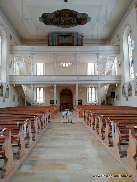 Trauersängerin Sängerin Gitarre Musikerin Trauerfeier Verabschiedung Beerdigung Begräbnis Kirche Alberschwende Bregenzerwald