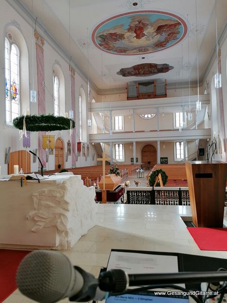 Trauersängerin Sängerin Gitarre Musikerin Trauerfeier Verabschiedung Beerdigung Begräbnis Kirche Alberschwende Bregenzerwald