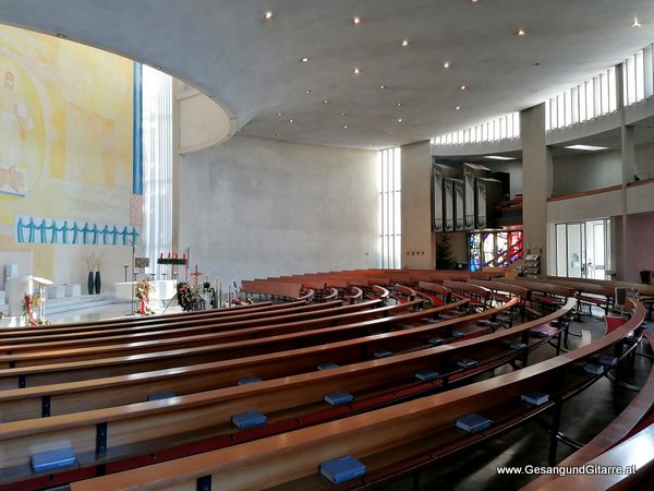 Trauersängerin Sängerin Gitarre Musikerin Trauerfeier Verabschiedung Beerdigung Begräbnis Dornbirn Kirche Sulz