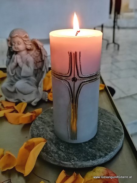 Trauersängerin Sängerin Gitarre Musikerin Trauerfeier Verabschiedung Beerdigung Begräbnis Dornbirn Kirche Sulz
