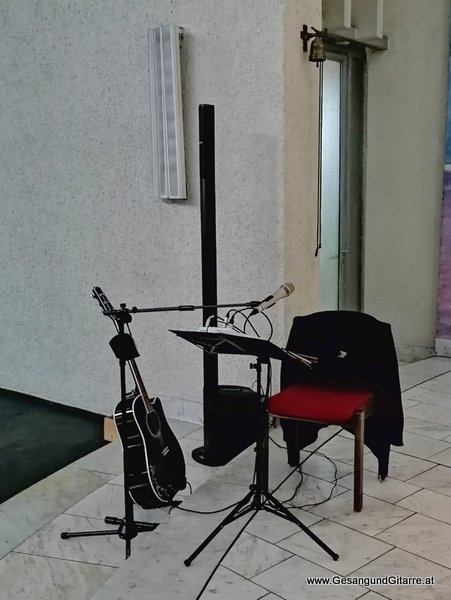 Trauersängerin Sängerin Gitarre Musikerin Trauerfeier Verabschiedung Beerdigung Begräbnis Dornbirn Kirche Sulz