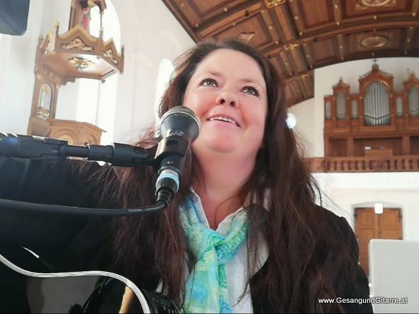 Sängerin Yvonne Brugger Taufe Musik Taufmusik Bodensee Musikerin Gitarre Gesang Kirche Taufsängerin Lauterach Vorarlberg
