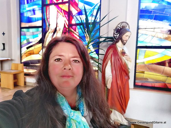 Sängerin mit Gitarre Taufe Musik Taufmusik Bodensee Musikerin Gitarre Gesang Kirche Taufsängerin Muntlix Vorarlberg