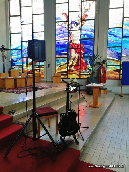 Sängerin mit Gitarre Taufe Musik Taufmusik Bodensee Musikerin Gitarre Gesang Kirche Taufsängerin Muntlix Vorarlberg