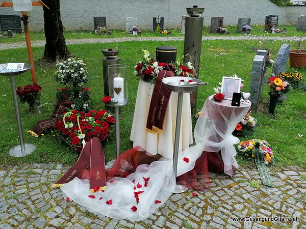 Musik Trauerfeier Kirche Trauersängerin Sängerin mit Gitarre Vorarlberg Thüringen Beerdigung Begräbnis Trauerfeier Freie Verabschiedung