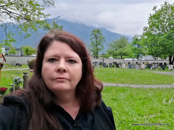 Musik Trauerfeier Kirche Trauersängerin Sängerin mit Gitarre Vorarlberg Thüringen Beerdigung Begräbnis Trauerfeier Freie Verabschiedung