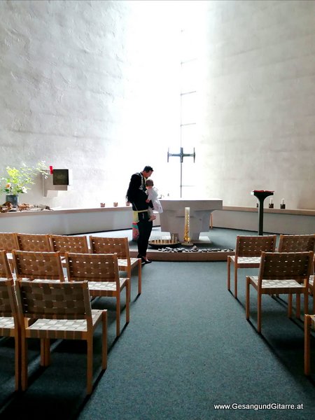 Taufsängerin Sängerin mit Gitarre Taufe Musik Taufmusik Bodensee Musikerin Gitarre Gesang Taufsängerin Bodensee St. Arbogast Götzis Vorarlberg www.GesangundGitarre.at Yvonne Brugger