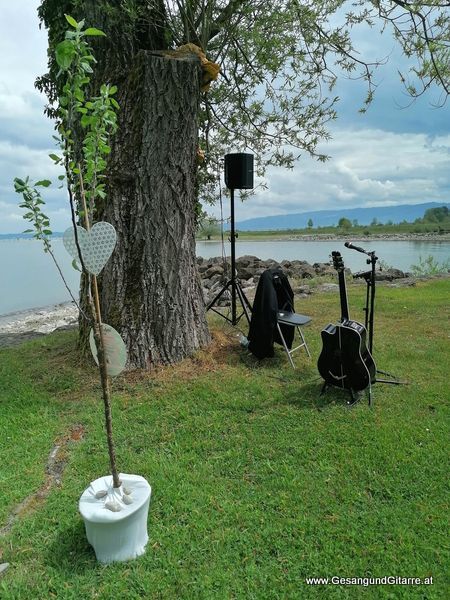 Sängerin mit Gitarre Namenssegnung Segnung Musik Taufmusik Bodensee Musikerin Gitarre Gesang Taufsängerin Bodensee Altenrhein Schweiz Vorarlberg