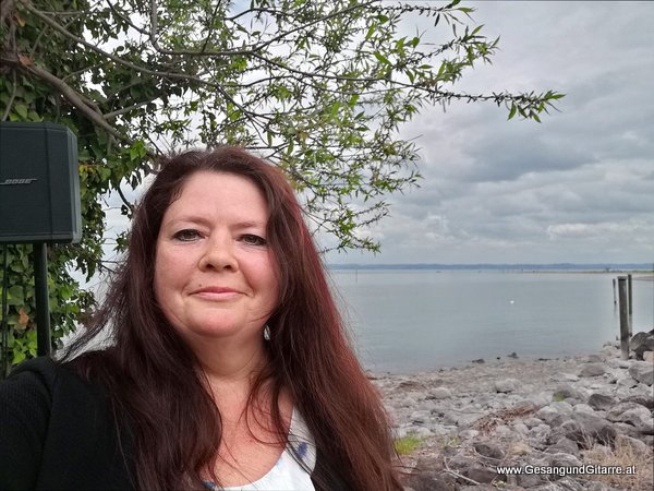 Sängerin mit Gitarre Namenssegnung Segnung Musik Taufmusik Bodensee Musikerin Gitarre Gesang Taufsängerin Bodensee Altenrhein Schweiz Vorarlberg
