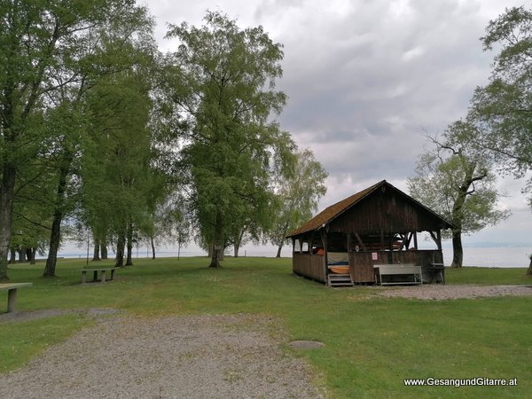 Sängerin mit Gitarre Namenssegnung Segnung Musik Taufmusik Bodensee Musikerin Gitarre Gesang Taufsängerin Bodensee Altenrhein Schweiz Vorarlberg