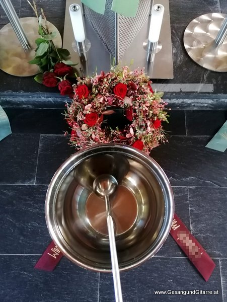 Musik Trauerfeier Kirche Trauersängerin Sängerin mit Gitarre Vorarlberg Thüringen Beerdigung Begräbnis Trauerfeier Verabschiedung Rankweil Vorarlberg www.gesangundgitarre.at yvonne brugger