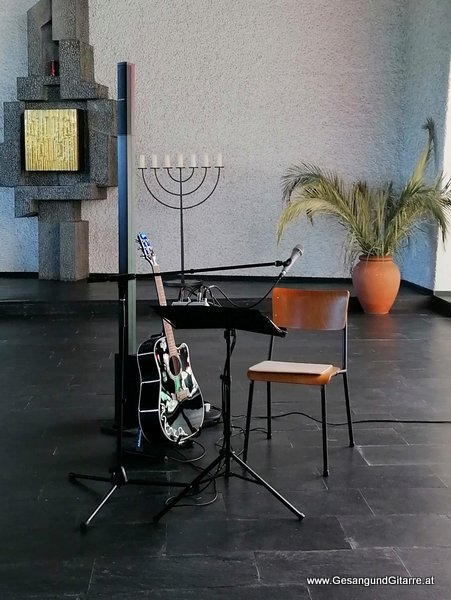 Musik Trauerfeier Kirche Trauersängerin Sängerin mit Gitarre Vorarlberg Thüringen Beerdigung Begräbnis Trauerfeier Verabschiedung Rankweil Vorarlberg www.gesangundgitarre.at yvonne brugger