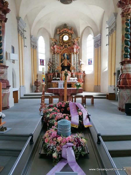 Musik Trauerfeier Kirche Trauersängerin Sängerin mit Gitarre Beerdigung Begräbnis Trauerfeier Verabschiedung Nüziders Vorarlberg www.gesangundgitarre.at yvonne brugger