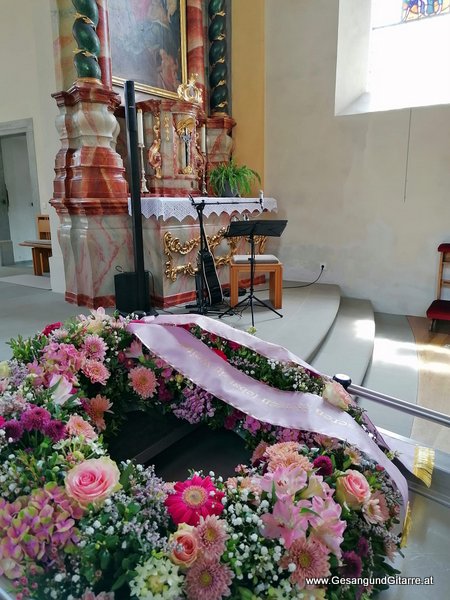 Musik Trauerfeier Kirche Trauersängerin Sängerin mit Gitarre Beerdigung Begräbnis Trauerfeier Verabschiedung Nüziders Vorarlberg www.gesangundgitarre.at yvonne brugger