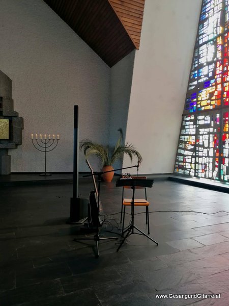 Musik Trauerfeier Kirche Trauersängerin Sängerin mit Gitarre Beerdigung Begräbnis Trauerfeier Verabschiedung Rankweil Vorarlberg www.gesangundgitarre.at yvonne brugger