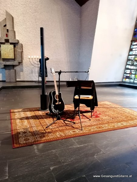 Musik Totenwache Kirche Trauersängerin Sängerin mit Gitarre Vorarlberg Rankweil Beerdigung Begräbnis Trauerfeier Verabschiedung Bregenz Vorarlberg www.gesangundgitarre.at yvonne brugger