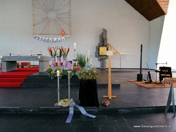 Musik Kirche Trauersängerin Sängerin mit Gitarre Vorarlberg Rankweil Trauermusik Trauersängerin Beerdigung Begräbnis Trauerfeier Verabschiedung Bregenz Vorarlberg www.gesangundgitarre.at www.trauer-musik.at yvonne brugger