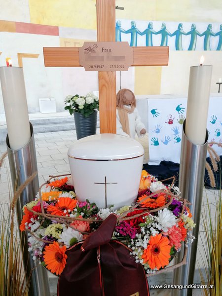 Musik Totenwache Kirche Trauersängerin Sängerin mit Gitarre Vorarlberg Dornbirn Trauermusik Trauersängerin Beerdigung Begräbnis Trauerfeier Verabschiedung Bregenz Vorarlberg www.gesangundgitarre.at www.trauer-musik.at yvonne brugger