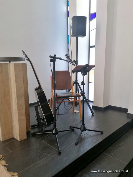 Sängerin mit Gitarre Firmung Musik Bodensee Musikerin Gitarre Gesang Kirche Taufsängerin Feldkirch Vorarlberg