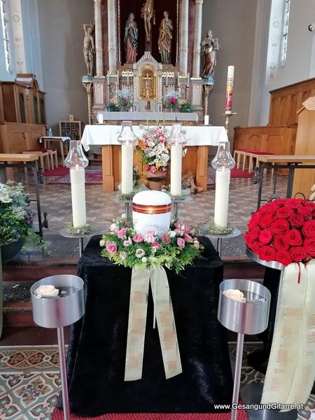Trauerfeier Beerdigung Verabschiedung Totenwache Rosenkranzbeten Langen Bregenz Musik Kirche Trauersängerin Sängerin mit Gitarre 