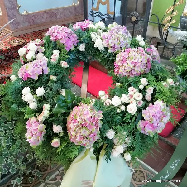 Trauerfeier Beerdigung Verabschiedung Totenwache Rosenkranzbeten Langen Bregenz Musik Kirche Trauersängerin Sängerin mit Gitarre 