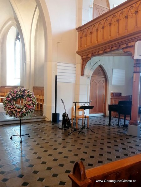 Trauerfeier Beerdigung Verabschiedung Grabs Schweiz Ostschweiz Musik Kirche Trauersängerin Sängerin mit Gitarre 