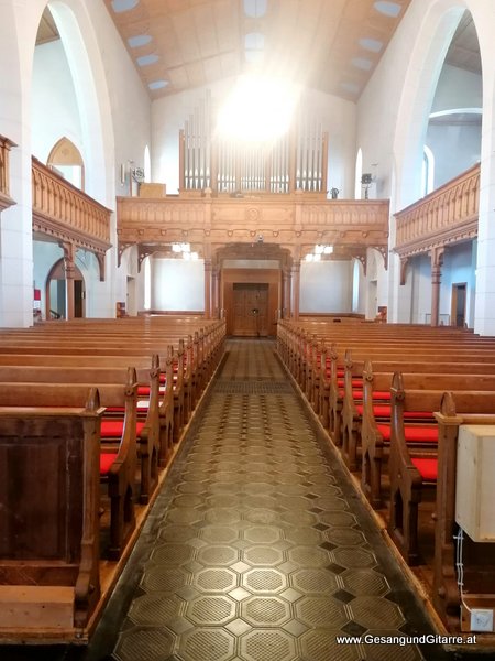 Trauerfeier Beerdigung Verabschiedung Grabs Schweiz Ostschweiz Musik Kirche Trauersängerin Sängerin mit Gitarre 
