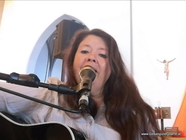 Göfis Taufsängerin Sängerin mit Gitarre Taufe Musik Taufmusik Bodensee Musikerin Gitarre Gesang Kirche Taufsängerin Meiningen Vorarlberg www.gesangundgitarre.at Gesang Gitarre Yvonne Brugger