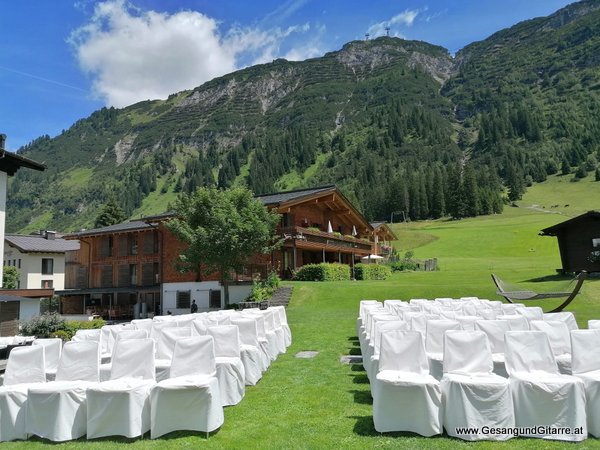 Lech Arlberg Musik Sängerin Hochzeitssängerin Hochzeit Trauung Vorarlberg Kirche www.gesangundgitarre.at Gesang Gitarre Yvonne Brugger