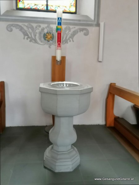 Mäder Taufsängerin Sängerin mit Gitarre Taufe Musik Taufmusik Bodensee Musikerin Gitarre Gesang Kirche Taufsängerin Meiningen Vorarlberg www.gesangundgitarre.at Gesang Gitarre Yvonne Brugger