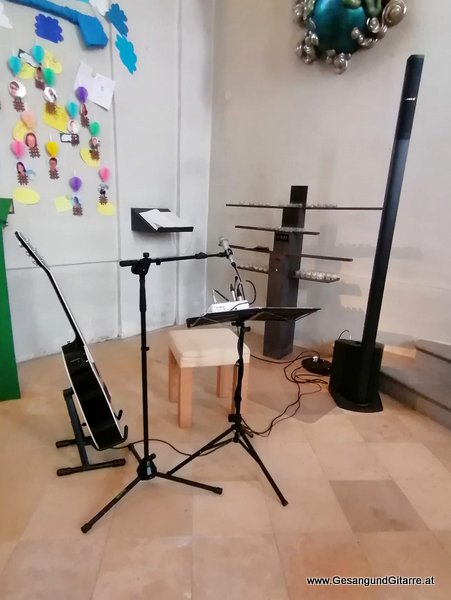Trauerfeier Beerdigung Verabschiedung Lochau Vorarlberg Musik Kirche Trauersängerin Sängerin mit Gitarre www.gesangundgitarre.at Gesang Gitarre Yvonne Brugger