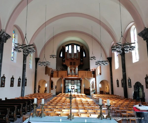 Trauerfeier Beerdigung Verabschiedung Balzers FL Fürstentum Liechtenstein Musik Kirche Trauersängerin Sängerin mit Gitarre www.gesangundgitarre.at Gesang Gitarre Yvonne Brugger 