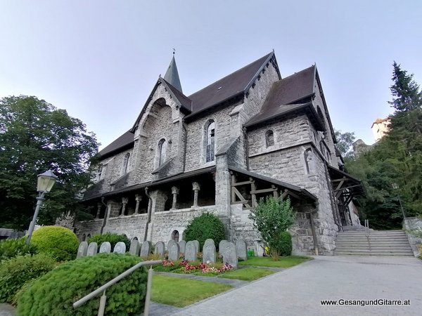 Trauerfeier Beerdigung Verabschiedung Balzers FL Fürstentum Liechtenstein Musik Kirche Trauersängerin Sängerin mit Gitarre www.gesangundgitarre.at Gesang Gitarre Yvonne Brugger 