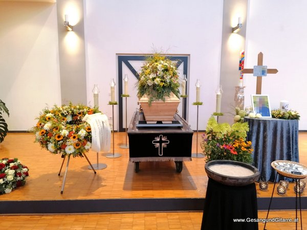 Trauerfeier Beerdigung Verabschiedung Altach Vorarlberg Musik Kirche Trauersängerin Sängerin mit Gitarre www.gesangundgitarre.at Gesang Gitarre Yvonne Brugger