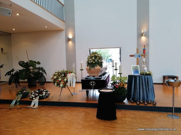 Trauerfeier Beerdigung Verabschiedung Altach Vorarlberg Musik Kirche Trauersängerin Sängerin mit Gitarre www.gesangundgitarre.at Gesang Gitarre Yvonne Brugger