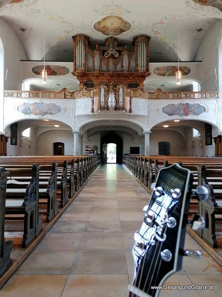 Bregenz Vorarlberg Bodensee Taufsängerin Sängerin mit Gitarre Taufe Musik Taufmusik Bodensee Musikerin Gitarre Gesang Kirche Taufsängerin Meiningen Vorarlberg www.gesangundgitarre.at Gesang Gitarre Yvonne Brugger