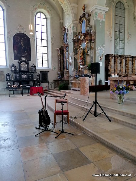 Bregenz Vorarlberg Bodensee Taufsängerin Sängerin mit Gitarre Taufe Musik Taufmusik Bodensee Musikerin Gitarre Gesang Kirche Taufsängerin Meiningen Vorarlberg www.gesangundgitarre.at Gesang Gitarre Yvonne Brugger