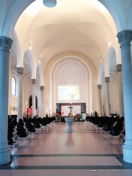 Trauerfeier Beerdigung Verabschiedung Hard Vorarlberg Musik Kirche Trauersängerin Sängerin mit Gitarre www.gesangundgitarre.at Gesang Gitarre Yvonne Brugger
