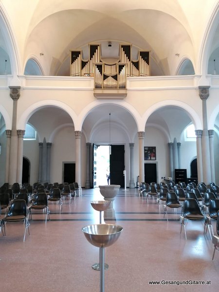 Trauerfeier Beerdigung Verabschiedung Hard Vorarlberg Musik Kirche Trauersängerin Sängerin mit Gitarre www.gesangundgitarre.at Gesang Gitarre Yvonne Brugger